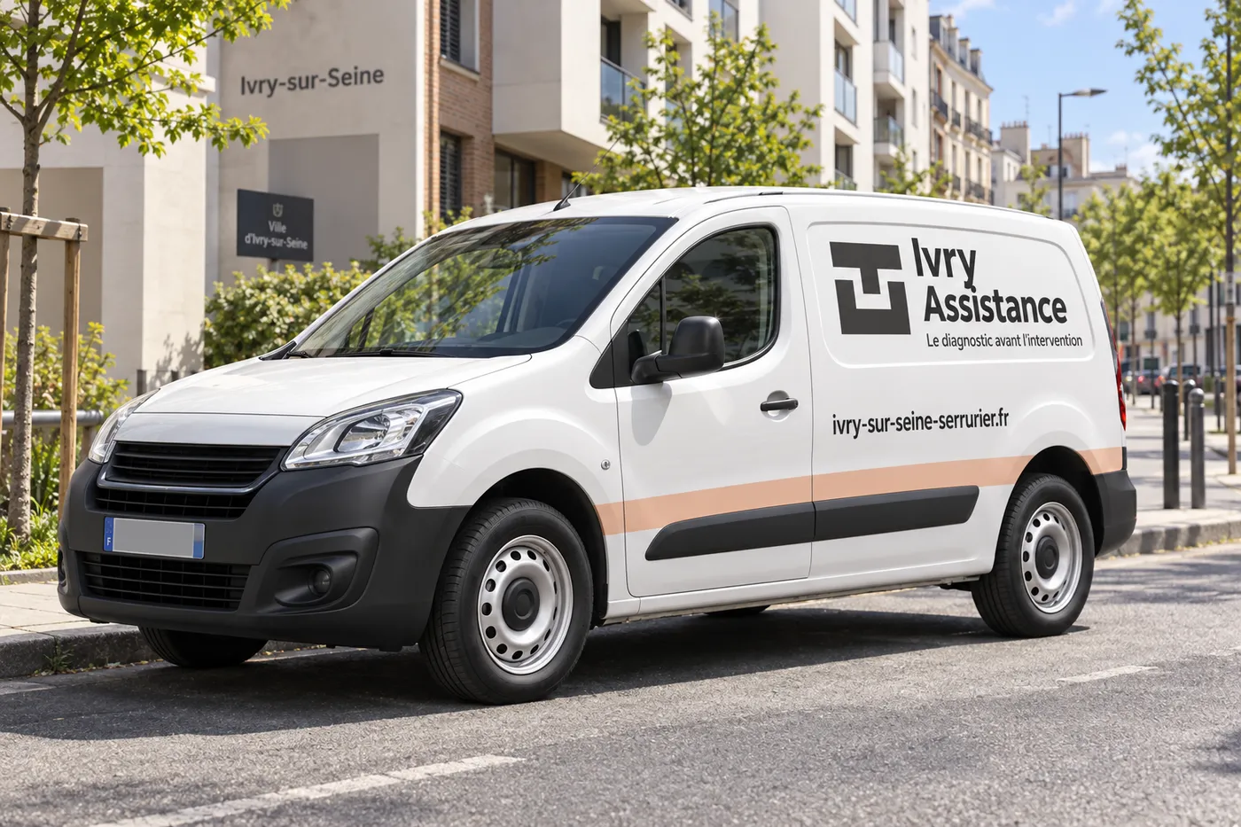 Camionnette d'intervention Ivry Assistance garée dans une rue d'Ivry-sur-Seine